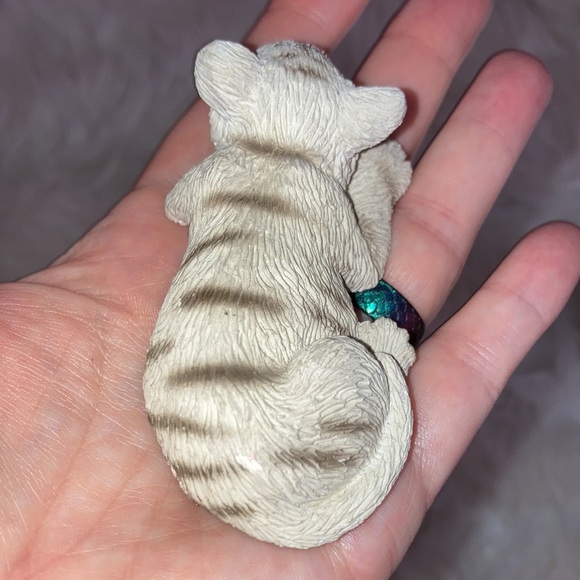 SANDICAST Vintage Sleeping White Tiger Cub Figurine - Picture 9 of 12